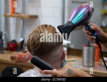 STANFORD LE HOPE, INGHILTERRA - 4 LUGLIO: Un uomo che ottiene i suoi capelli tagliati a Barbers di Jay. I barbiere e i parrucchieri riaprono in tutta l'Inghilterra dopo essere stati chiusi da marzo a causa del blocco imposto dal governo britannico per contribuire a frenare la diffusione della pandemia COVID-19 (Credit Jacques Feeney | MI News) Credit: MI News & Sport /Alamy Live News Foto Stock