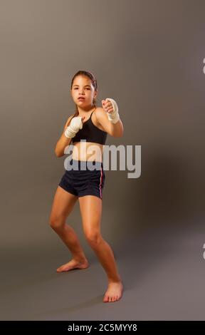 ragazza piccola mma Foto Stock