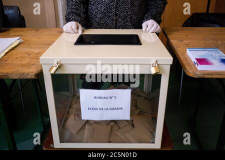 Domenica 15 marzo a Dinan in Bretagna, voto del primo turno delle elezioni comunali e comunitarie con le precauzioni sanitarie del coronaviru Foto Stock