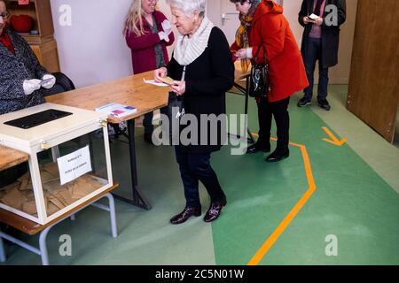 Domenica 15 marzo a Dinan in Bretagna, voto del primo turno delle elezioni comunali e comunitarie con le precauzioni sanitarie del coronaviru Foto Stock