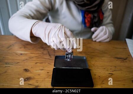 Domenica 15 marzo a Dinan in Bretagna, voto del primo turno delle elezioni comunali e comunitarie con le precauzioni sanitarie del coronaviru Foto Stock