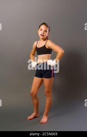 ragazza piccola mma Foto Stock