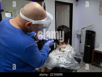 STANFORD LE HOPE, INGHILTERRA - 4 LUGLIO: Un uomo che ottiene il suo taglio dei capelli al MR Snips Barber Shop. I barbiere e i parrucchieri riaprono in tutta l'Inghilterra dopo essere stati chiusi da marzo a causa del blocco imposto dal governo britannico per contribuire a frenare la diffusione della pandemia COVID-19 (Credit Jacques Feeney | MI News) Credit: MI News & Sport /Alamy Live News Foto Stock