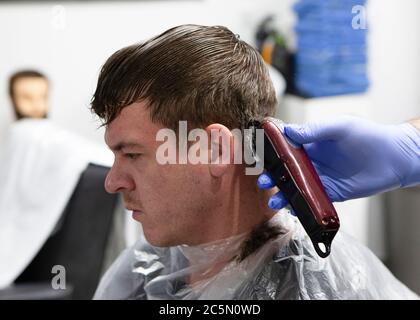 STANFORD LE HOPE, INGHILTERRA - 4 LUGLIO: Un uomo che ottiene il suo taglio dei capelli al MR Snips Barber Shop. I barbiere e i parrucchieri riaprono in tutta l'Inghilterra dopo essere stati chiusi da marzo a causa del blocco imposto dal governo britannico per contribuire a frenare la diffusione della pandemia COVID-19 (Credit Jacques Feeney | MI News) Credit: MI News & Sport /Alamy Live News Foto Stock