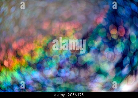 Rainbow brillare. Sfondo astratto. Coloratissime gocce e luci arcobaleno su sfondo nero. Scintillanti e festosi di paillettes sfocate AN Foto Stock