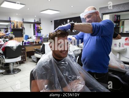 STANFORD LE HOPE, INGHILTERRA - 4 LUGLIO: Un uomo che ottiene il suo taglio dei capelli al MR Snips Barber Shop. I barbiere e i parrucchieri riaprono in tutta l'Inghilterra dopo essere stati chiusi da marzo a causa del blocco imposto dal governo britannico per contribuire a frenare la diffusione della pandemia COVID-19 (Credit Jacques Feeney | MI News) Credit: MI News & Sport /Alamy Live News Foto Stock