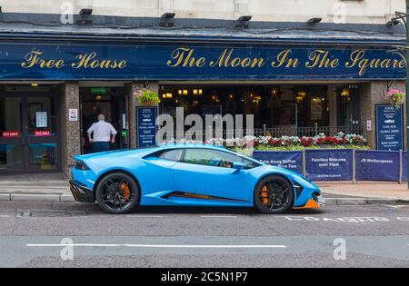 Bournemouth, Dorset Regno Unito. 4th luglio 2020. Super Sabato e la tanto attesa riapertura del settore alberghiero e del turismo con pub, ristoranti, alberghi e cinema riapertura, così come parrucchieri a Bournemouth con l'allentamento delle restrizioni Coronaviris Covid-19. La gente entra nel pub e ristorante The Moon in the Square. Lamborghini huracan parcheggiato sulla strada fuori dal Moon in the Square pub e ristorante a Bournemouth. Credit: Carolyn Jenkins/Alamy Live News Foto Stock