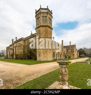 Ampia vista dell'abbazia di Lacock nel Wiltshire, proprietà di proprietà del National Trust e ex casa di Fox Talbot, pioniere della fotografia Foto Stock