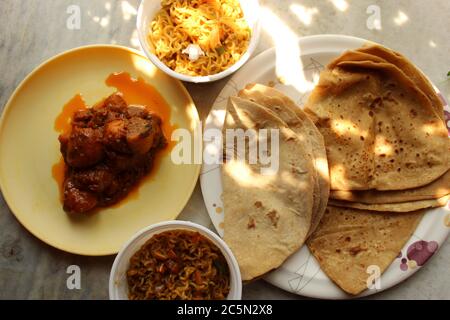 Colazione indiana con 'Roti' e 'Parathaa', fatta con farina atta con vari contorni. Foto Stock