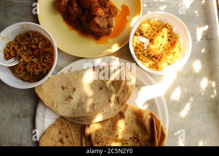 Colazione indiana con 'Roti' e 'Parathaa', fatta con farina atta con vari contorni. Foto Stock