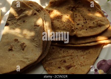 Colazione indiana con 'Roti' e 'Parathaa', fatta con farina atta con fuoco selettivo e vista tagliata. Foto Stock