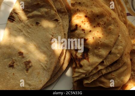 Colazione indiana con 'Roti' e 'Parathaa', fatta con farina atta con fuoco selettivo e vista tagliata. Foto Stock