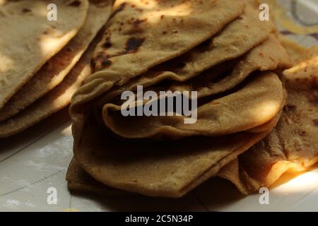 Colazione indiana con 'Roti' e 'Parathaa', fatta con farina atta con fuoco selettivo e vista tagliata. Foto Stock