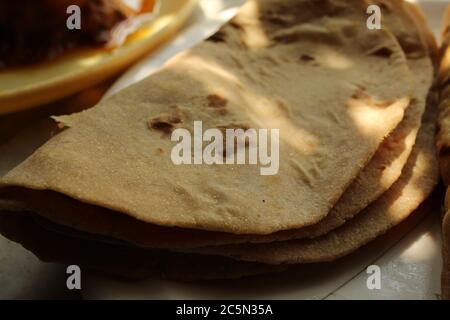 Colazione indiana con 'Roti' e 'Parathaa', fatta con farina atta con fuoco selettivo e vista tagliata. Foto Stock