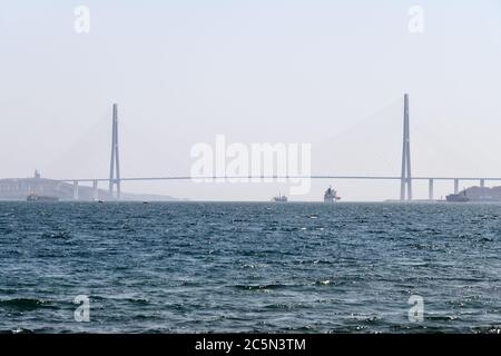 Vista al mattino sul ponte sospeso a cavo Russky Bridge attraverso lo stretto del Bosforo orientale verso l'isola di Russkiy, Vladivostok, Primorsky Krai, Russia Foto Stock