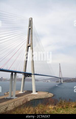 Il ponte russo Russky Bridge, con i cavi, è un ponte sul Bosforo orientale. Vista dall'isola Russky. Vladivostok, Primorsky Krai, Russia Foto Stock