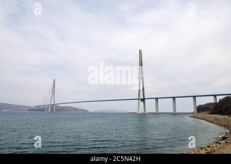 Il ponte russo Russky Bridge, con i cavi, è un ponte sul Bosforo orientale. Vista dall'isola Russky. Vladivostok, Primorsky Krai, Russia Foto Stock