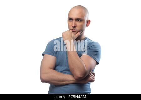 Foto di un giovane uomo calvo perplesso in una maglietta blu Foto Stock