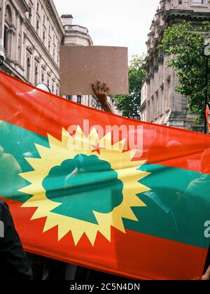 Londra, Regno Unito. 3 luglio 2020. I manifestanti di Oromo marciano davanti a Downing Street a Londra dopo disordini civili e l'uccisione della cantante e attivista Hachalu Hundessa in Etiopia. Credit: Yousef al Nasser/Alamy Live News Foto Stock