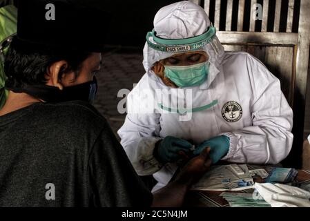 Sleman, Indonesia. 04luglio 2020. Un allievo ottiene il test del coronavirus alla scuola islamica di imbarco di ora AJI a Sleman, Yogyakarta, Indonesia, il 4 luglio 2020. Centinaia di studenti hanno partecipato a un test rapido come misura precauzionale per Covid-19. L'insegnamento e l'apprendimento saranno riaperti con l'attuazione di rigorosi protocolli sanitari. (Foto di Devi Rahman/INA Photo Agency/Sipa USA) Credit: Sipa USA/Alamy Live News Foto Stock