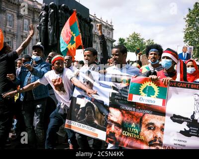 Londra, Regno Unito. 3 luglio 2020. I manifestanti di Oromo marciano davanti a Downing Street a Londra dopo disordini civili e l'uccisione della cantante e attivista Hachalu Hundessa in Etiopia. Credit: Yousef al Nasser/Alamy Live News Foto Stock