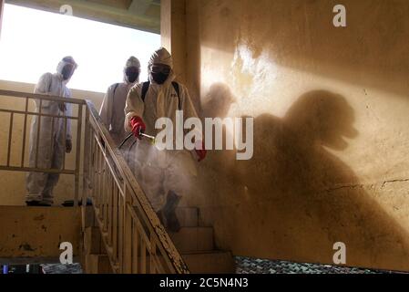 Sleman, Indonesia. 04luglio 2020. Operatrice sanitaria che spruzza disinfettante presso la scuola islamica di imbarco ora AJI di Sleman, Yogyakarta, Indonesia, il 4 luglio 2020. Centinaia di studenti hanno partecipato a un test rapido come misura precauzionale per Covid-19. L'insegnamento e l'apprendimento saranno riaperti con l'attuazione di rigorosi protocolli sanitari. (Foto di Devi Rahman/INA Photo Agency/Sipa USA) Credit: Sipa USA/Alamy Live News Foto Stock