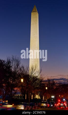 Un gran numero di veicoli passa vicino al Washington Monument sul National Mall, Washington, DC, USA Foto Stock