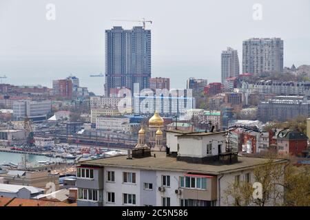 Vladivostok, Russia - 28 15 aprile 2019: Vladivostok vista città, skyline, quartieri residenziali, cantieri, chiesa ortodossa e mare del giappone Foto Stock