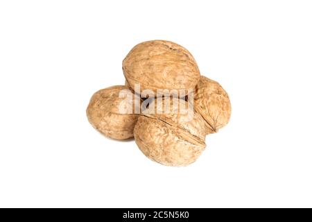 Pila di dadi in guscio isolato su sfondo bianco. Frutta di noci in primo piano Foto Stock