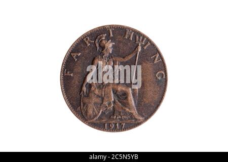 Vecchia moneta di George V Farthing pre decimal 1917 inglese britannico reverse Britannia tagliato e isolato su uno sfondo bianco Foto Stock