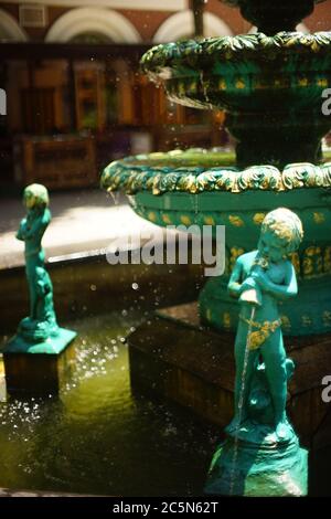 Fontana con statue di marmo verde di ragazzi che versano acqua da brocche Foto Stock