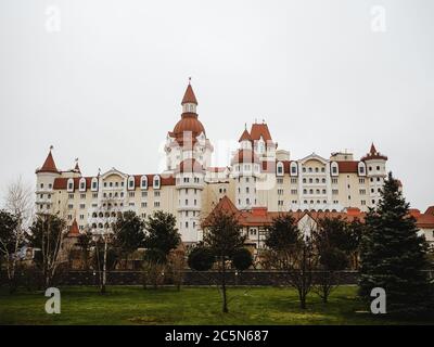 Russia, Sochi 14.03.2020. Vista dell'hotel, costruito sotto forma di un castello con torri e un tetto di tegole rosse Foto Stock