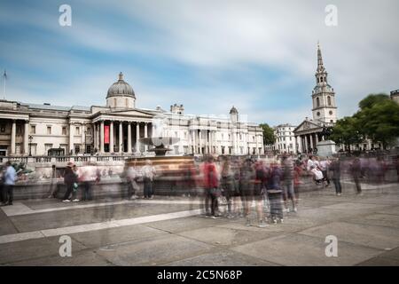 LONDRA - 10 AGOSTO 2019: Gruppi di turisti e locali godono del sole all'entrata principale della Galleria Nazionale in Trafalgar Square. Il galle Foto Stock