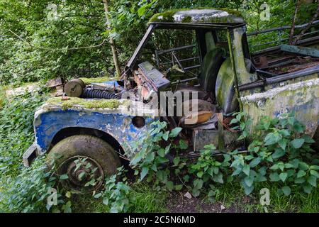 Abbandonata la Land Rover nel cortile di una fattoria a Narrowdale, Parco Nazionale di Peak District, Staffordshire, Inghilterra Foto Stock