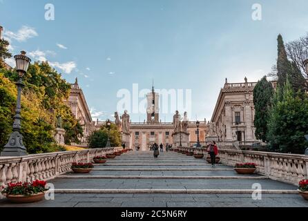 La cordonata del Campidoglio che porta a Piazza del Campidoglio, con sullo sfondo le statue di Castor e Pollux e Palazzo Senatorio. Foto Stock
