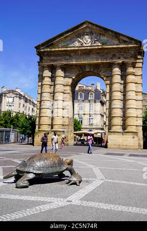 Bordeaux , Aquitaine / Francia - 06 10 2020 : piazza della vittoria con l'arco di Porte d'Aquitaine in Place de la Victoire a Bordeaux Francia Foto Stock