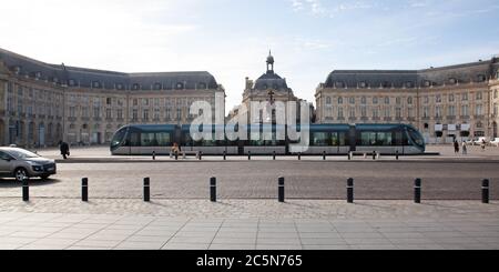 Bordeaux , Aquitaine / Francia - 10 30 2019 : Bordeaux City tram davanti Place de la bourse Foto Stock