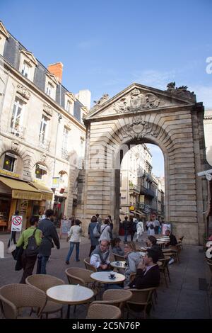 Bordeaux , Aquitania / Francia - 11 07 2019 : Bordeaux centro città Porte Dijeaux storico medievale ingresso nella città Gironda Francia Foto Stock