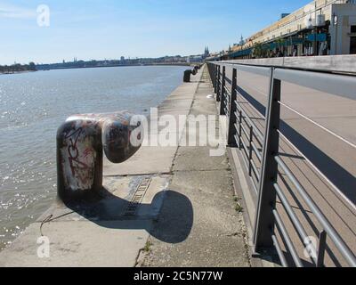 Bordeaux , Aquitaine / Francia - 11 19 2019 : molo dei Chartrons luogo commerciale Bordeaux Francia Foto Stock