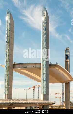 Bordeaux , Aquitaine / Francia - 03 30 2020 : ponte ascensore Chaban Delmas a Bordeaux moderno ponte alto lungo verticale in Europa Foto Stock