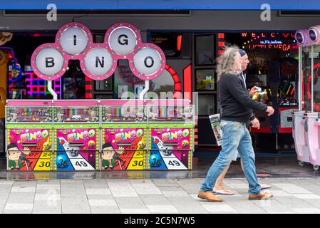 Southend on Sea, Essex, Regno Unito. 4 luglio 2020. Pub, ristoranti e altre aziende in Inghilterra sono liberi di aprire le loro porte ai clienti per la prima volta dal COVID-19 Coronavirus blocco. Il governo permette loro di aprire dalle 6 del mattino, poiché le misure di blocco agevolano. A Southend on Sea sono stati aperti i portici di divertimento sul lungomare e il parco a tema Adventure Island, anche se il freddo vento fa tenere molte persone lontane. I maschi anziani a piedi passarono gli affari di divertimenti aperti. Non entrare Foto Stock