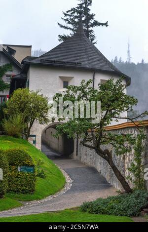 Visita al castello di Hohenwerfen a Salzkammergut, Austria Foto Stock