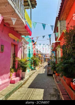 Strade colorate di Getsemani a Cartagena, Colombia Foto Stock