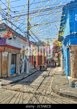 Strade colorate di Getsemani a Cartagena, Colombia Foto Stock