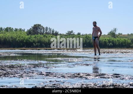 Contemplare la laguna di fango curativo terapeutico di Nin in Croazia. Spiaggia della Regina, Zara County, Dalmazia, Croazia Foto Stock