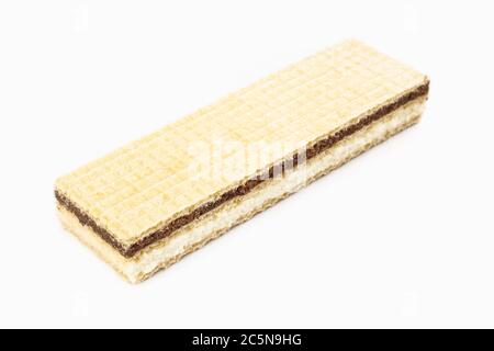 Biscotto croccante di wafer isolato su sfondo bianco. Aroma di cioccolato e vaniglia Foto Stock