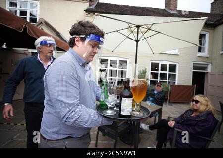 Servizio al tavolo al White Hart Pub di Ironbridge, riapre per affari, in quanto le restrizioni di blocco del coronavirus sono attenuate in tutta l'Inghilterra. Foto Stock