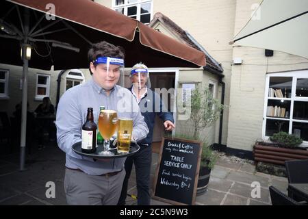 Servizio al tavolo al White Hart Pub di Ironbridge, riapre per affari, in quanto le restrizioni di blocco del coronavirus sono attenuate in tutta l'Inghilterra. Foto Stock