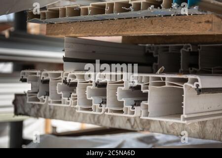 Elementi in plastica PVC in officina per linee di produzione di serramento. Profilo in PVC. Foto Stock