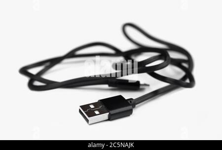 Cavo USB nero isolato su sfondo bianco. Primo piano Foto Stock